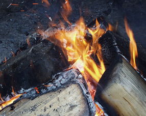 (烽火燃起表示什么)烽火燃烧，终将成为希望之光：探寻包含烽火的句子的意义